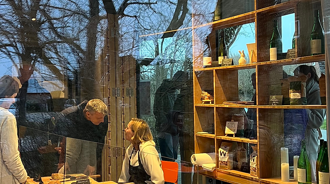 Brotverkauf im Pavillon