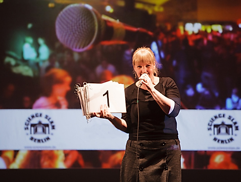 Insina Lüschen beim Science Slam