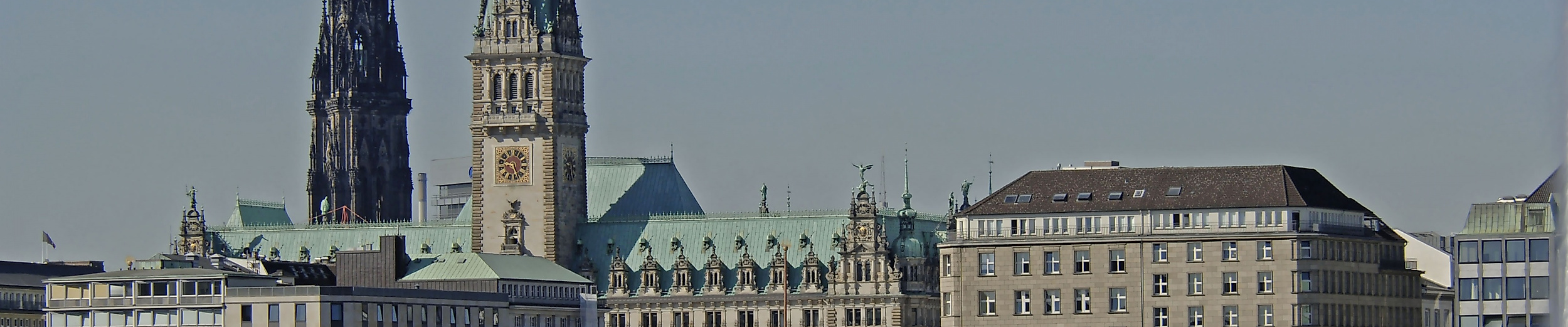 Blick vom Jungfernstieg auf die Binnenalster mit Rathaus und Kirchtürmen der Hamburger Innenstadt