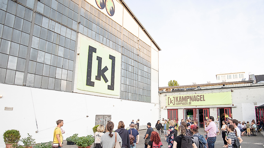 FFoto von der Kampnagel Piazza mit neon gelbem Kampnagel Logo.