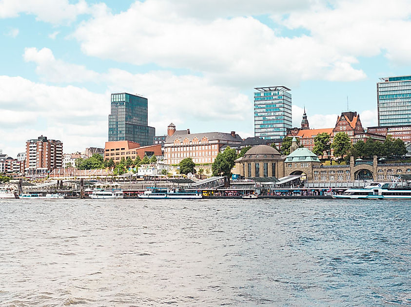 Landungsbrücken in Hamburg von der Wasserseite