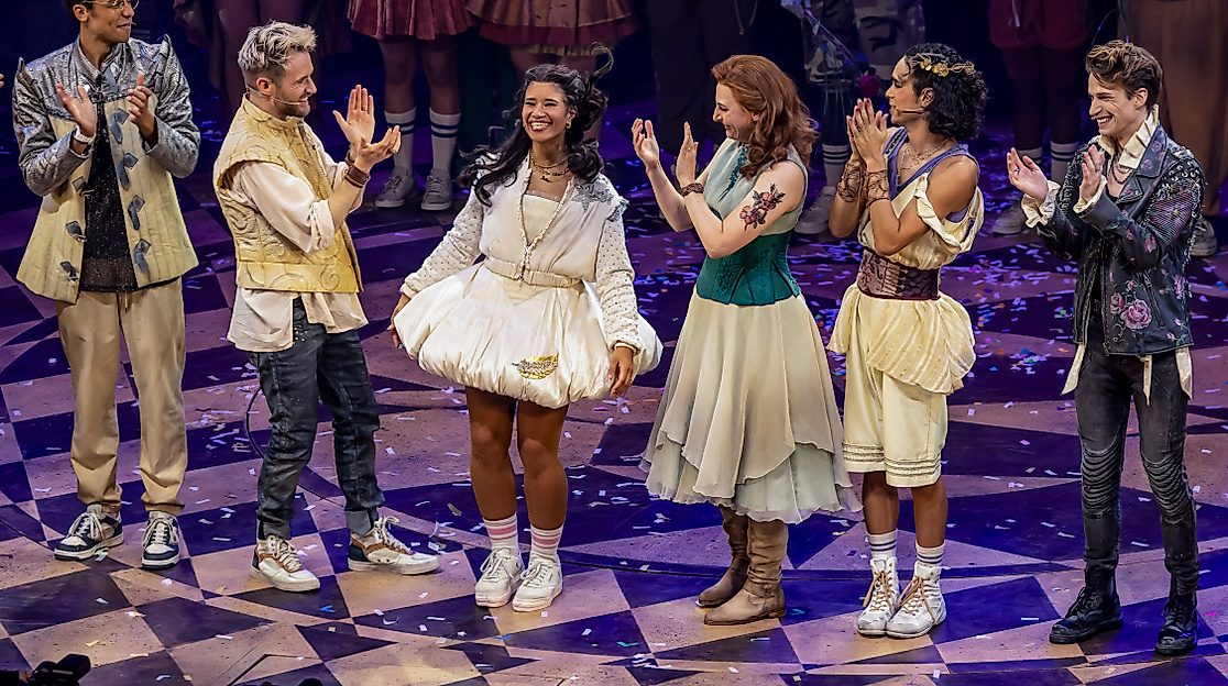 & JULIA Musical Premiere Hamburg: Der Cast beklatscht Julia auf der Bühne nach Verbeugung. 