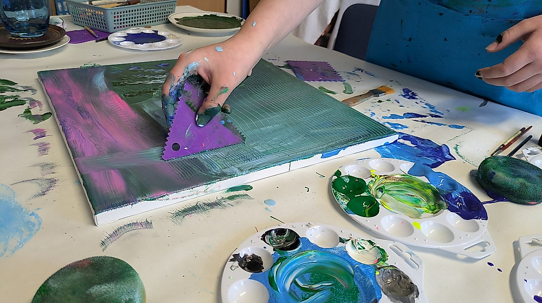 Experimentelles Malen mit Acrylfarbe