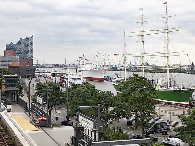 St. Pauli Hafenkante-Tour – unterwegs am Wasser