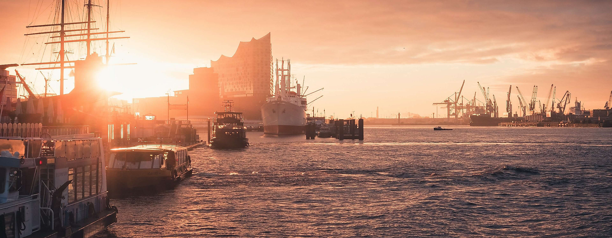 Hafen Hamburg mit Blick auf Elbphilharmonie bei Sonnenaufgang