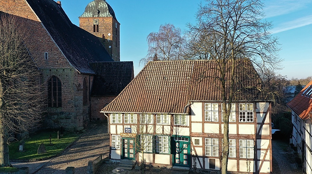 Das denkmalgeschützte Gebäude befinden sich direkt neben der St. Nikolai Kirche in Burg.