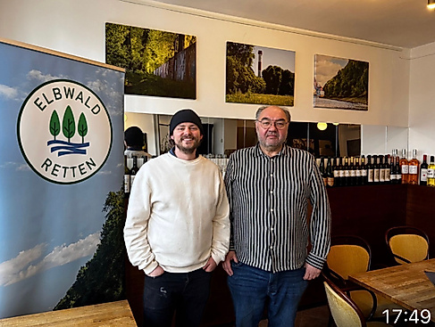 Niklas Koehle (Inhaber Illeta Mallorqui) und Franz Hermann (Vorsitzender des Vereins Elbwald retten) bei der Ausstellungseröffnung