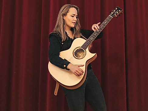 SOPHIE CHASSÉE (SINGER-/SONGWRITER)