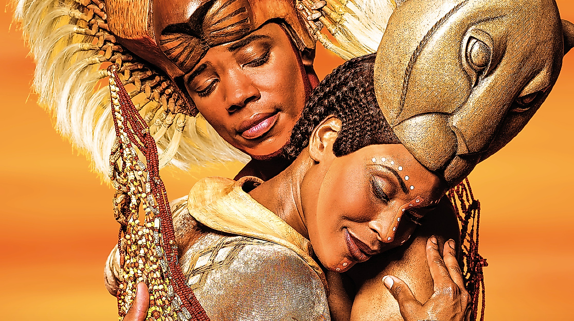 Szenenbild König der Löwen: Simba und Nala in Löwenkostümen umarmen sich