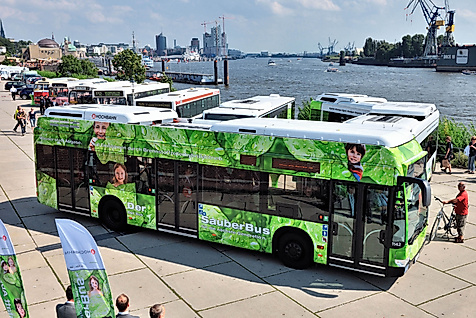 Grüner Brennstoffzellen-Hybridbus am Hamburger Hafen, Symbol für barrierefreie und nachhaltige Mobilität