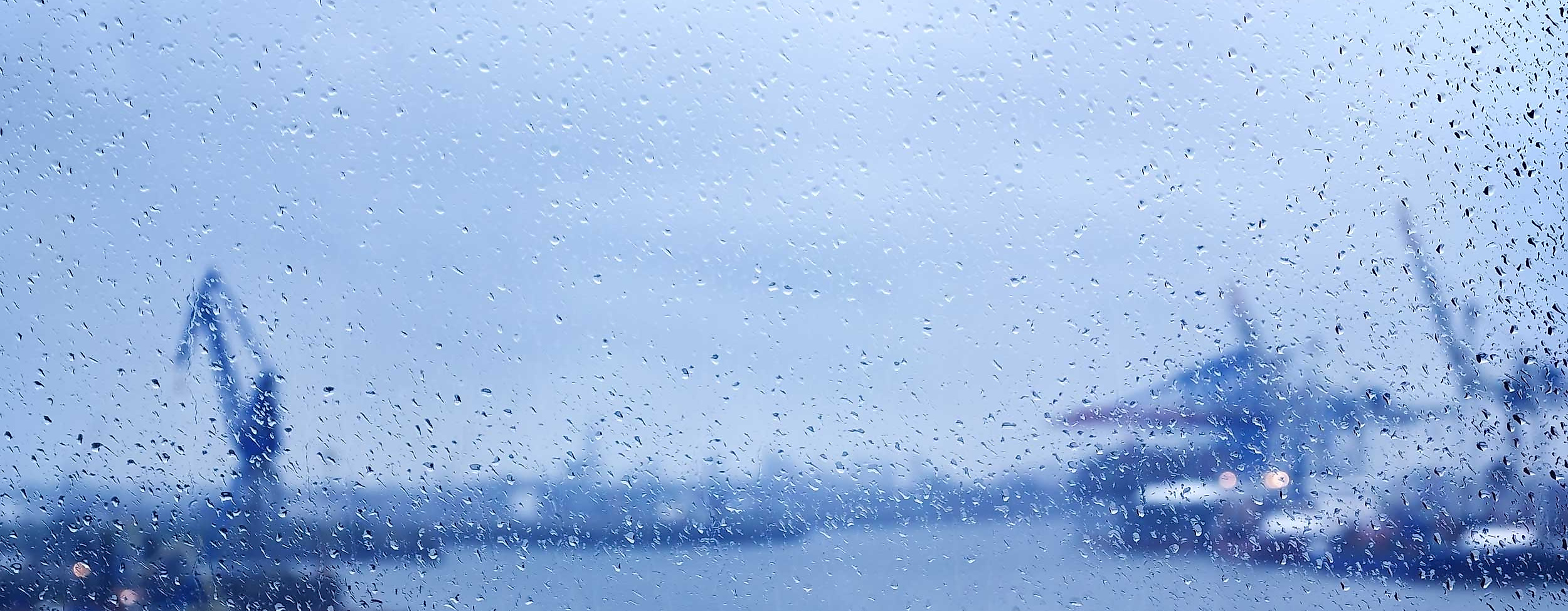 Hamburger Hafen mit Regentropfen 