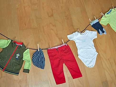Wäscheleine mit aufgehängter Kinderbekleidung
