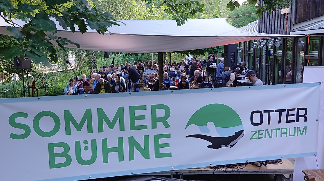 Die Sommerbühne am OTTER-ZENTRUM lockt immer wieder viele Zuschauer an.