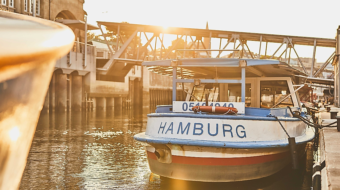 Kleines Boot in Hamburger Barkasse mit Titel Hamburg