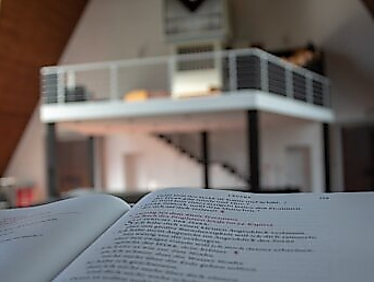 Lesepult mit Blick auf die Kanzel der Trinitatiskirche Hohenhorst