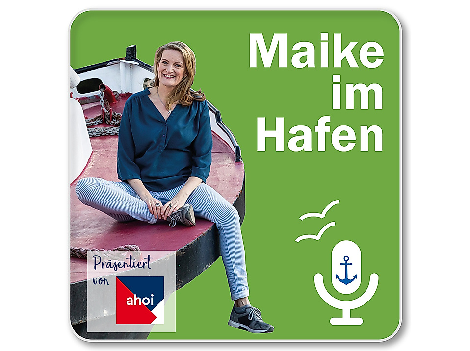 Podcast-Cover „Maike im Hafen“ mit Moderatorin auf Poller, grünem Hintergrund und Hamburg-Ahoi-Logo.
