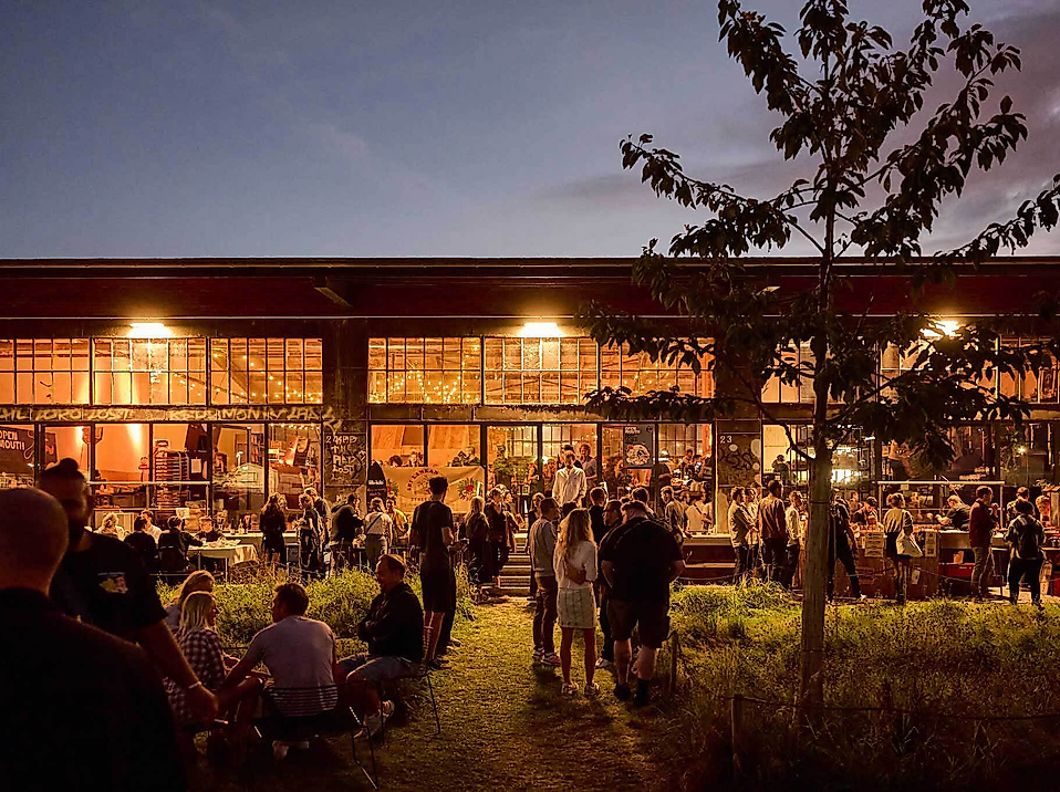 Leute sitzen chillig im Oberhafenquartier zum OPEN MOUTH Hamburg Food Festival