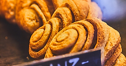 Frisch gebackene Franzbrötchen in der Auslage des Café May, mit Preisschild für 0,90 Euro