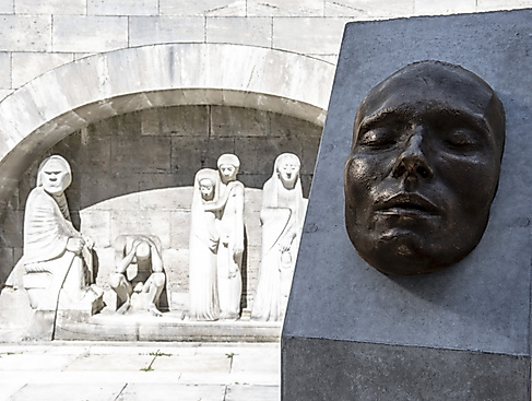 Denkmal für die Bombenopfer auf dem Ohlsdorfer Friedhof