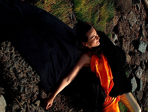 Motiv zu der Performance »Wenn die rote Sonne glüht« von Fernanda Ortiz und Mariana Ortiz Losada.