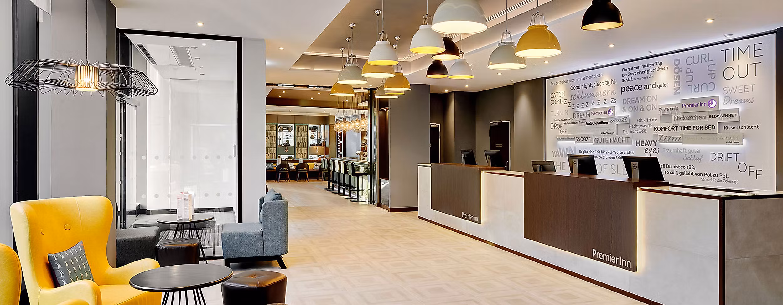 poi-premier-inn-hamburg-rezeption-web-2500x1500