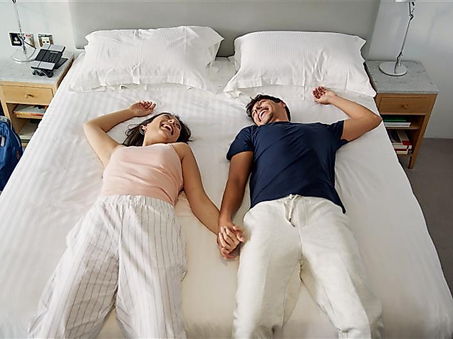 Paar entspannt im Hotel