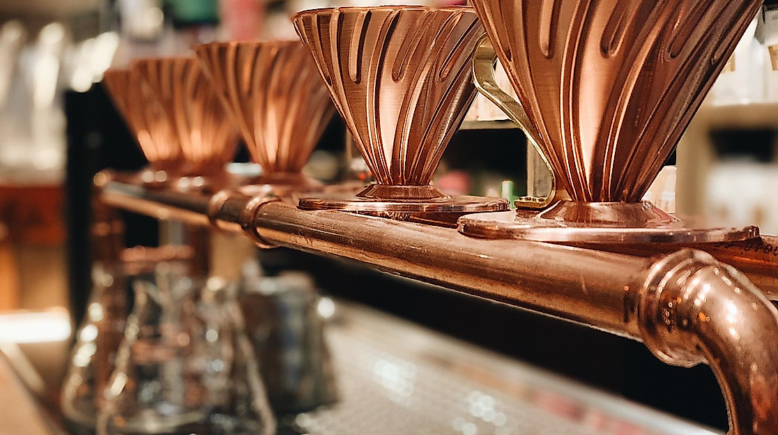 kuper-kaffeefilter-an-der-brewbar-c-maya-kaffeeroesterei