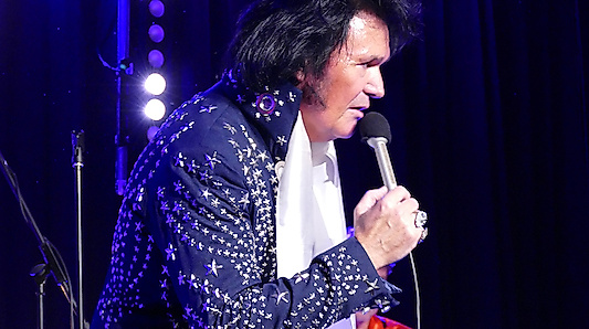RIO THE VOICE OF ELVIS mit Band und Chor