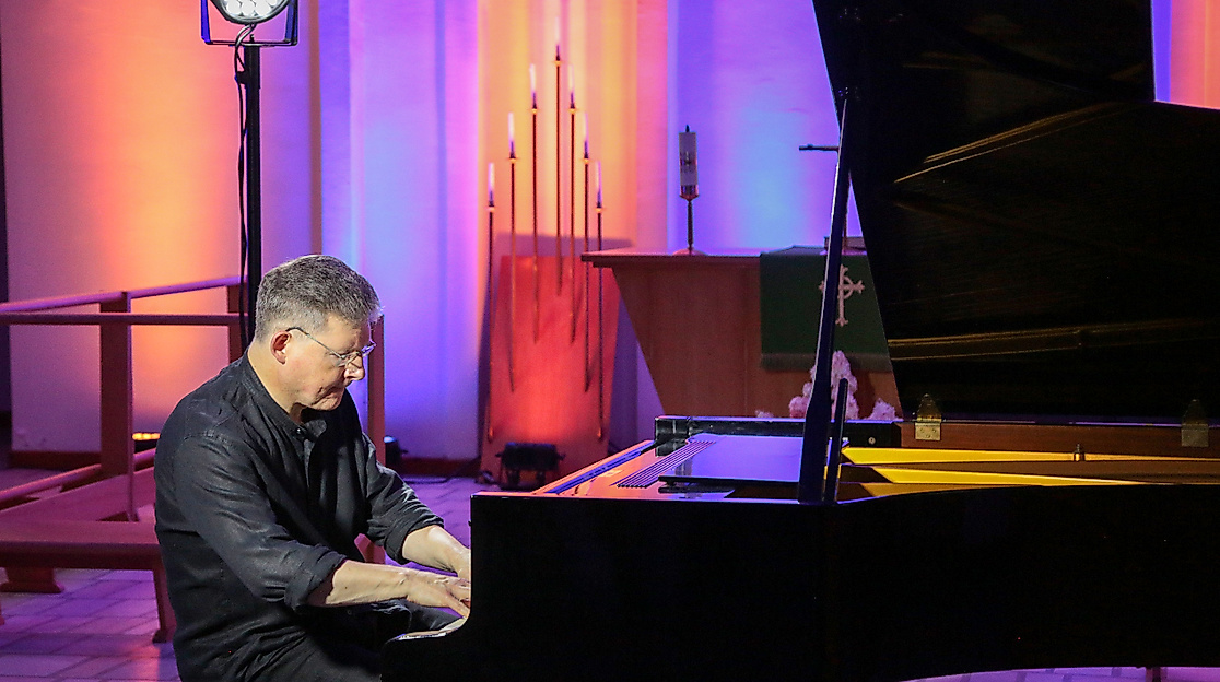 Pianist bei stimmungsvoller Beleuchtung