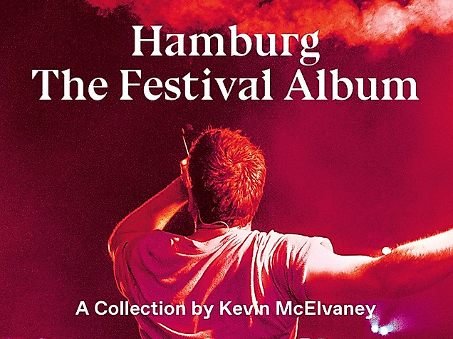 Live-Auftritt mit rotem Bühnenlicht und Pyrotechnik. Text: Hamburg The Festival Album. A Collection by Kevin McElvaney