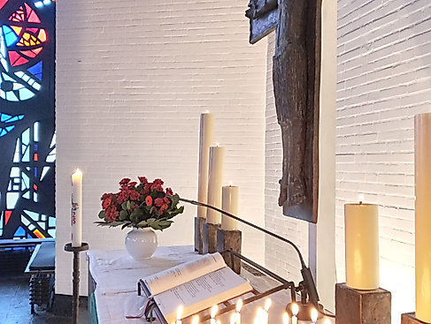 Kerzen auf dem Altar