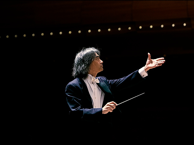 Dirigent Kent Nagano im Konzertsaal mit erhobenem Arm