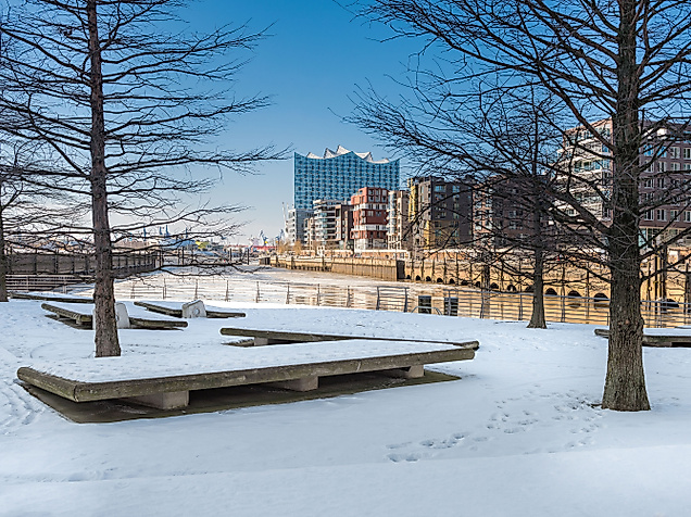 Verschneite Marc O’Polo Terrassen in der HafenCity mit Blick auf die Elbphilharmonie im Winterlicht