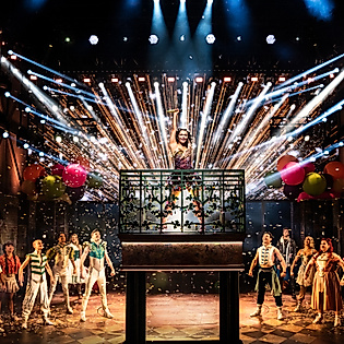 Julia auf Empore vor Backround-Crew 