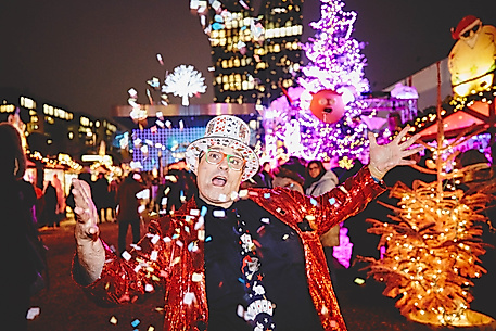 Bunte Lichter und ausgelassene Stimmung auf dem Weihnachtsmarkt Santa Pauli in Hamburg