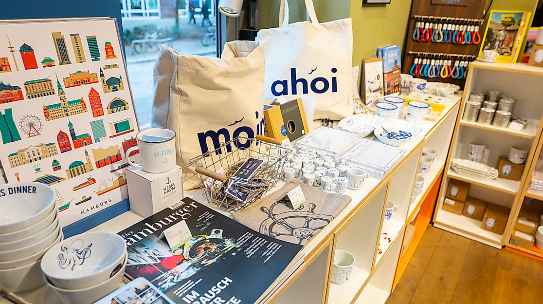 Auslage im Kaufhaus-Hamburg in St. Georg mit Hamburg-Souvenirs, Taschen, Postern und Geschenkartikeln