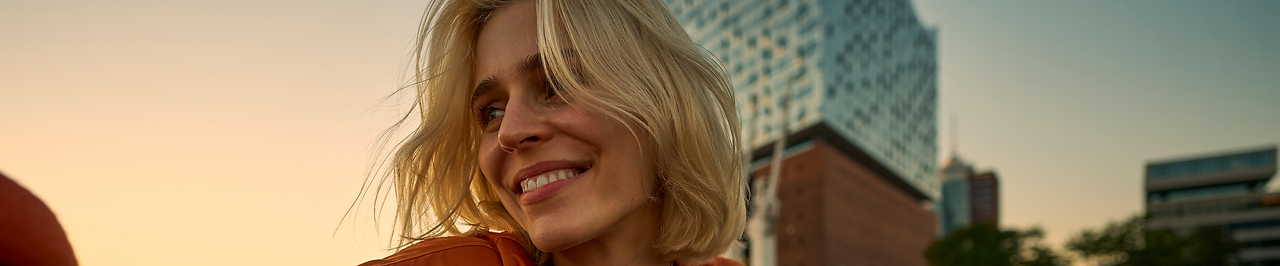 Frau auf Barkasse vor Elbphilharmonie Hamburg