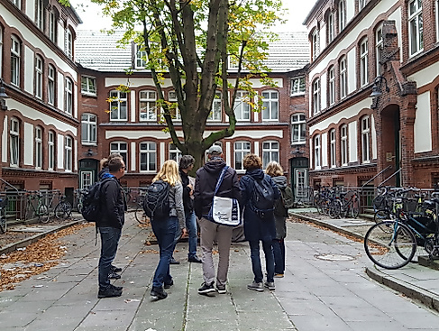 hist. Innenhof mit Gruppe_SSachse