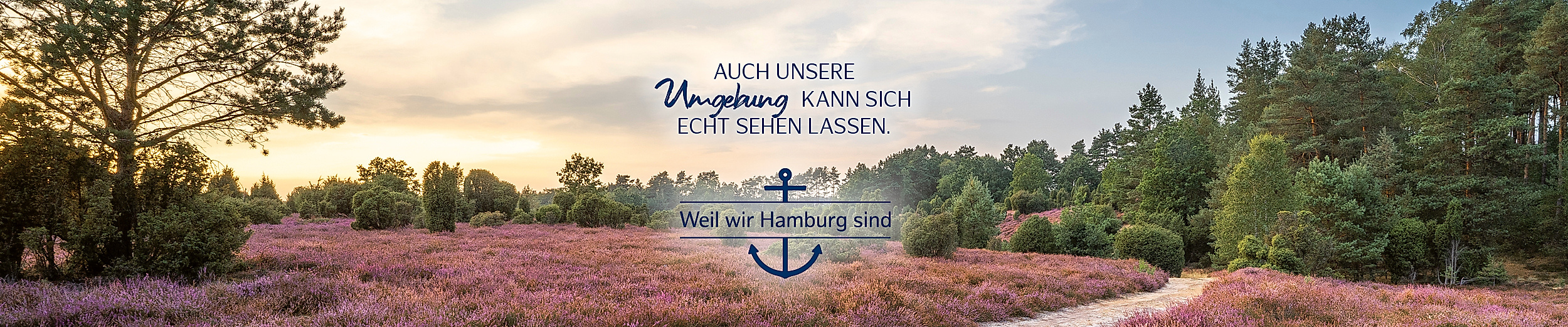 Heidelandschaft bei Sonnenuntergang mit Text:" AUCH UNSERE UMGEBUNG KANN SICH ECHT SEHENLASSEN". ‚Weil wir Hamburg sind‘ und Hamburg-Wappen im Zentrum