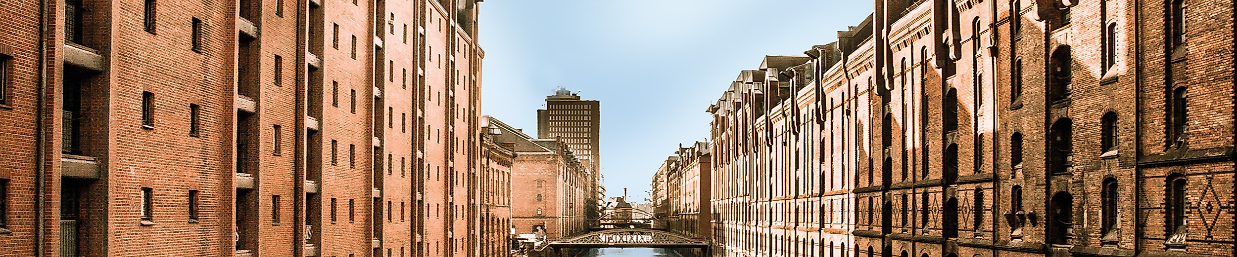 Speicherstadt im Sonnenschein in Hamburg