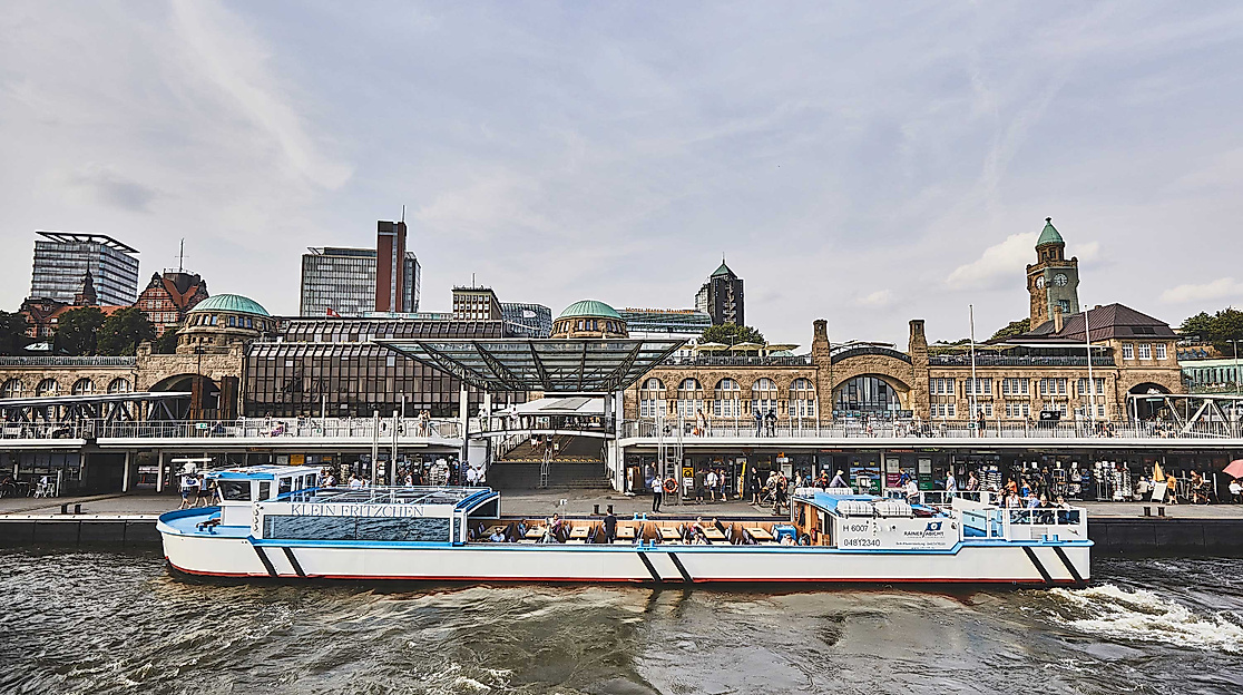 Fähre an den Landungsbrücken Hamburg