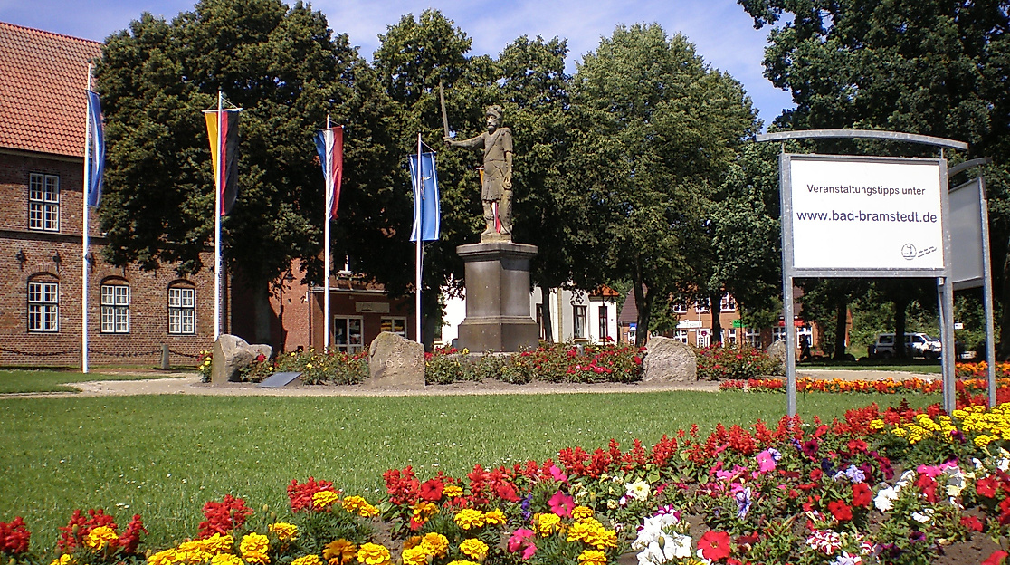Rolandstatue vor dem Schloss Bad Bramstedt
