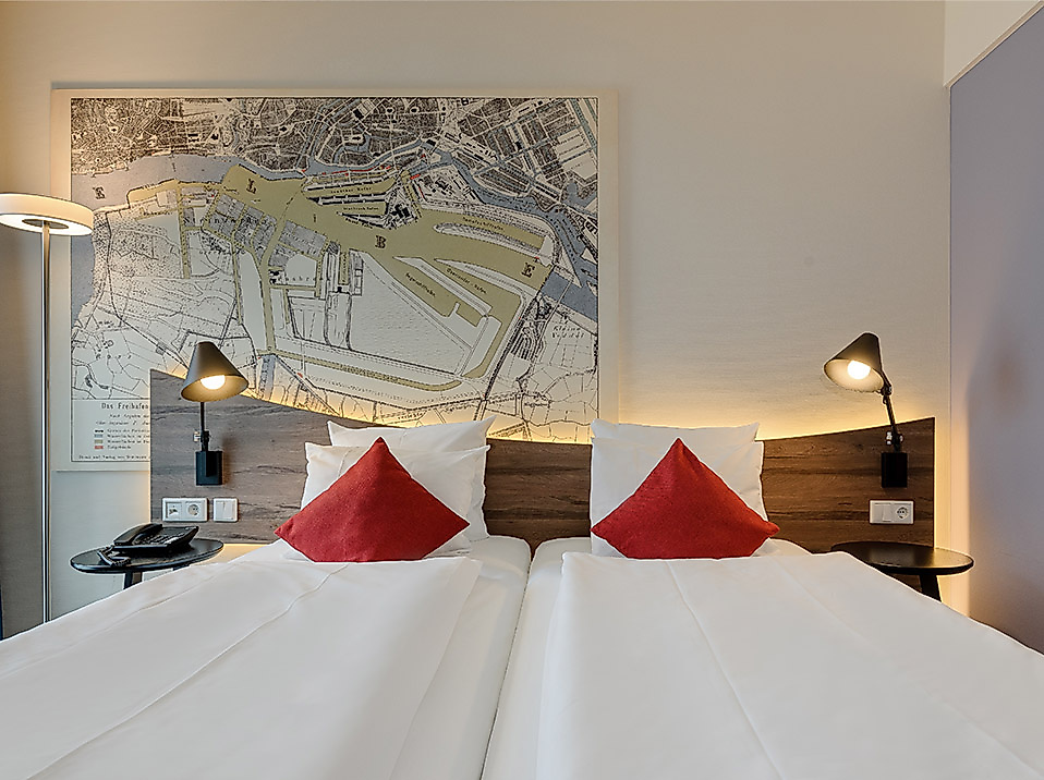 Blick auf Hotelbett im Mercure Hotel Hamburg Mitte