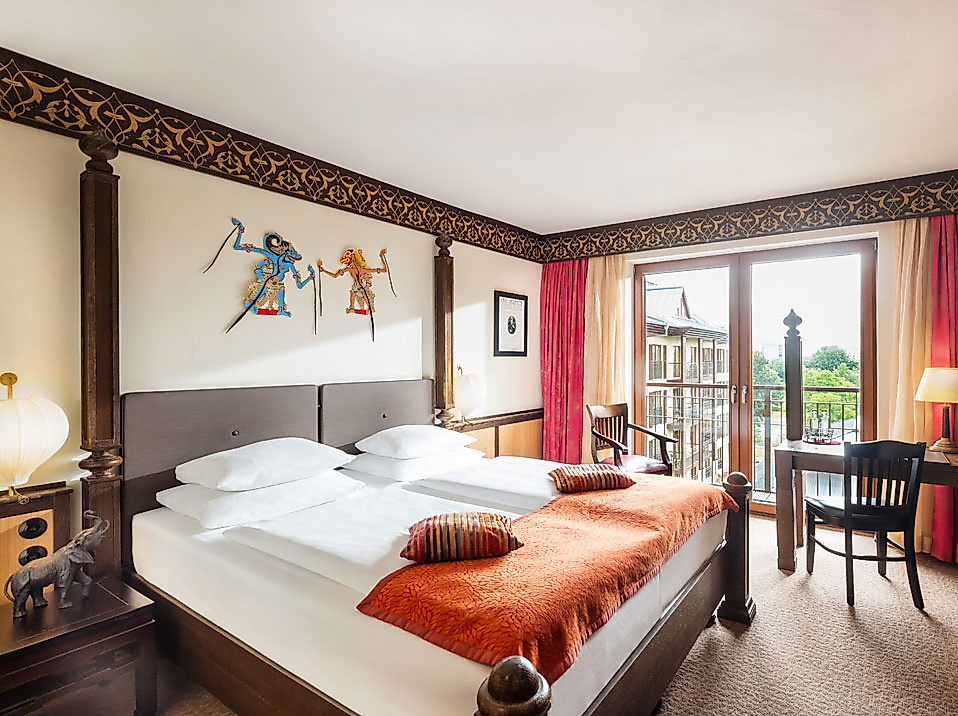 Blick in Zimmer mit Doppelbett im Park-Hotel Hagenbeck in Hamburg