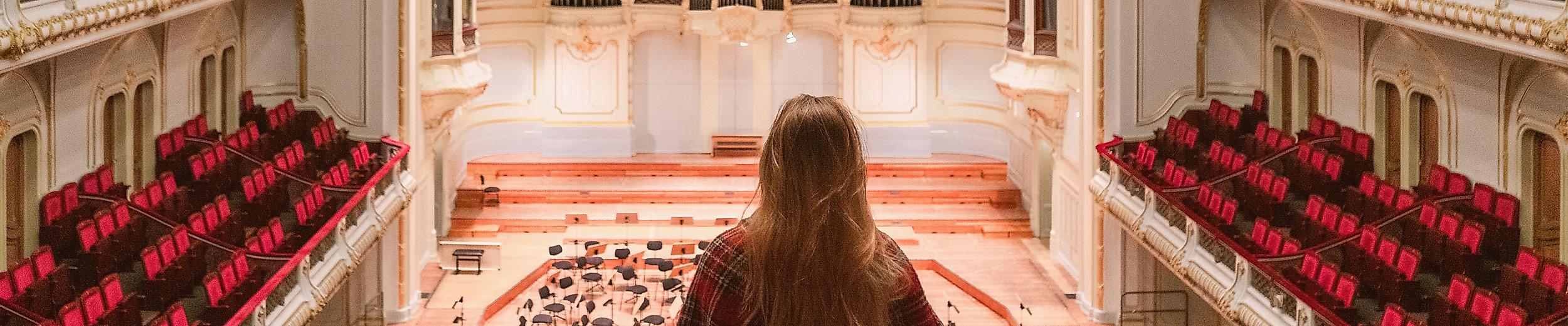 Blick in den roten Zuschauersaal des Thalia Theaters Hamburg mit Blick auf die Bühne und Ränge