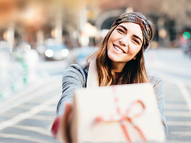 Frau überreicht ein Geschenk