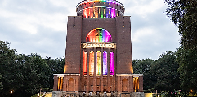 Planetarium Hamburg in Regenbogenfarben angeleuchtet zur Pride Week