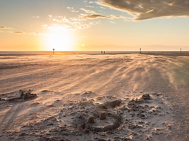 Weitläufiger Nordseestrand im Sonnenuntergang mit Wattlandschaft – Ausflugsziel ab Hamburg