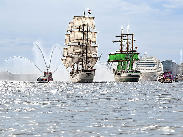 HAFENGEBURTSTAG Auslaufparade
