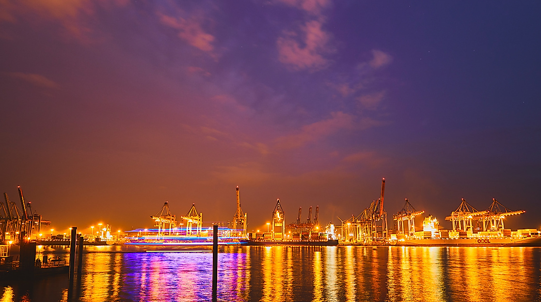 Containerterminals bei Nacht